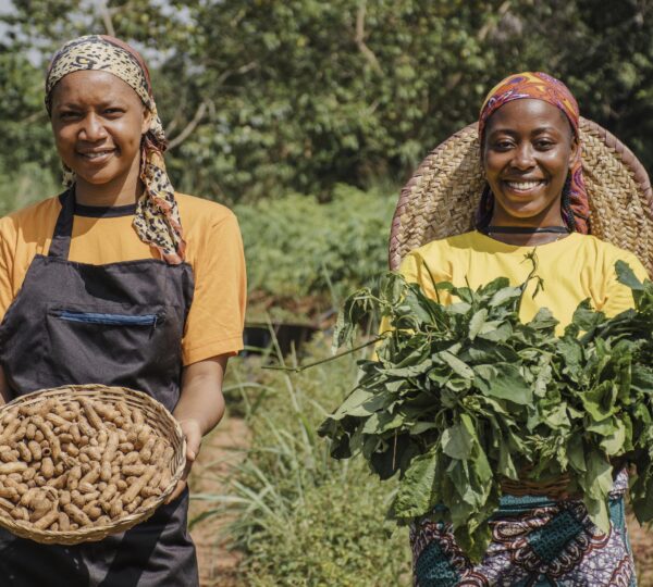 countryside-women-out-field-posing